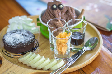 The background of the chocolate ice cream, decorated with colorful cups, modern and traditional design together, is a menu for customers to choose and take pictures before eating