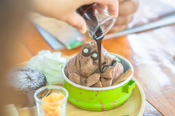 The background of the chocolate ice cream, decorated with colorful cups, modern and traditional design together, is a menu for customers to choose and take pictures before eating