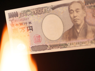 一万円札と炎