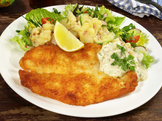 Backfisch mit Kartoffelsalat und Remoulade