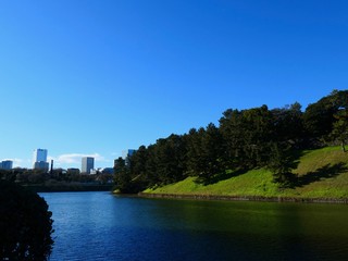 皇居のお堀と青空