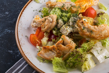Salad with grilled chicken and vegetables