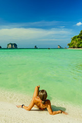 Obraz premium Woman on holidays at the beach