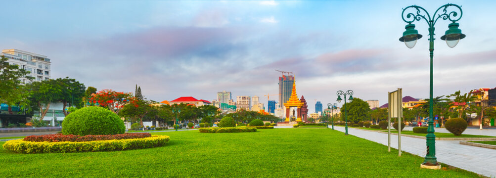 The Independence Monument in Phnom Penh, Cambodia. Panorama © Olga Khoroshunova