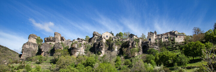 Fototapeta na wymiar Le village de Cantobre (Aveyron) perché sur une falaise