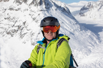 Fototapeta na wymiar Senior Skifahrer in der verschneiten Bergen
