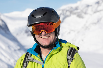 Senior Skifahrer in der verschneiten Bergen