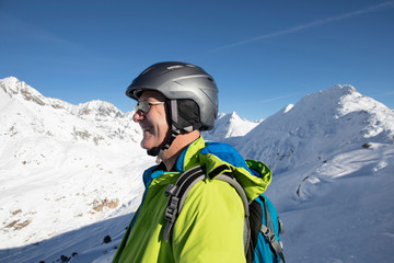 Senior Skifahrer in der verschneiten Bergen
