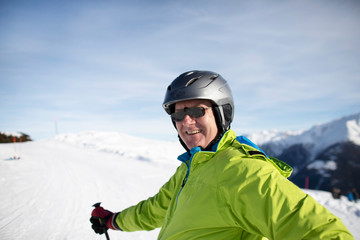 Fototapeta na wymiar Senior Skifahrer in der verschneiten Bergen mit Helm