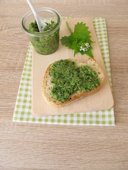 Selbst gemachtes Knoblauchsrauke Pesto auf Baguette