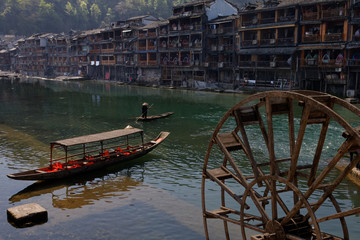 Łodzie na rzece Tuo Jiang © Miroslaw