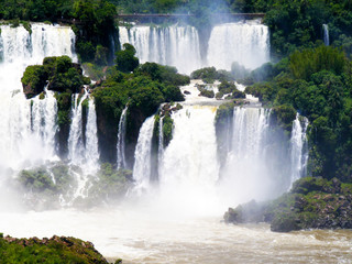 Obraz premium Wodospad Iguazu (foz de Iguacu), siedem cudów świata. Foz de Iguazu, granica między Argentyną a Brazylią. Dziedzictwo UNESCO.