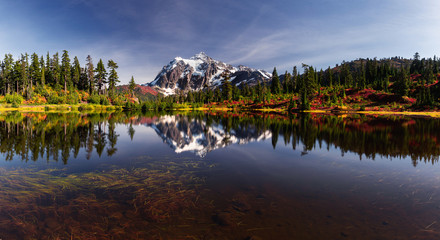 Fototapeta na wymiar Picture lake reflecting Mount Shuksan on a beautiful day in Washington State