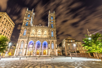 Fototapeta na wymiar Basilique Notre Dame de Montreal at Night