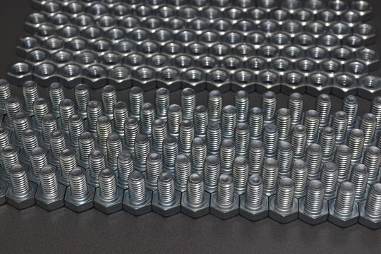  Bulloni e dadi della stessa dimensione 