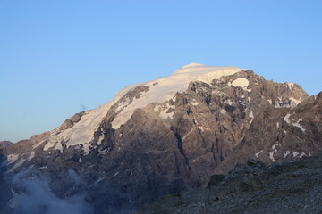 Fototapeta na wymiar montagnes des Alpes italiennes