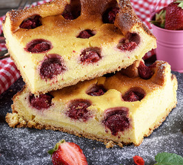 pieces of pie from cottage cheese and strawberries