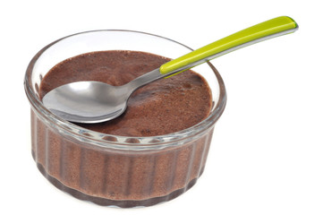 Ramequin de mousse au chocolat sur fond blanc 