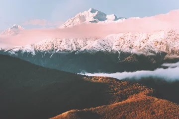 Sonnenuntergang Berge mit Wolken Landschaft Reisen Luftbild Wildnis Natur schneebedeckter Gipfel und Wald ruhige Abendlandschaft © EVERST