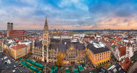 Obraz premium Skyline und Weihnachtsmarkt von München