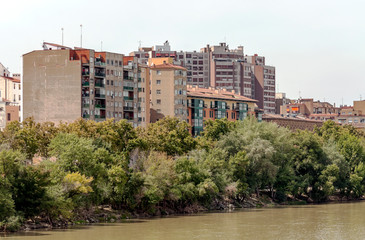 Fototapeta premium Ebro River in Zaragoza with buildings on one side
