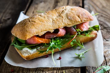 Abwaschbare Fototapete Snack Großes Sandwich mit Lachs und Frischkäse
