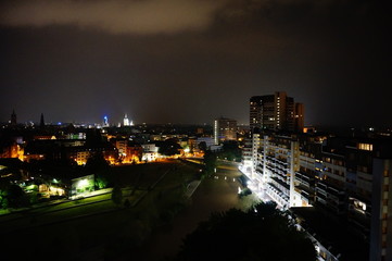 Fototapeta na wymiar Ihmezentrum bei Nacht