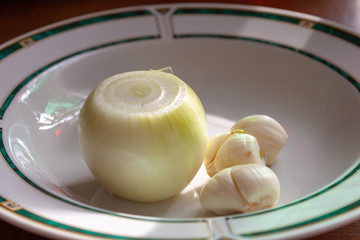 Zwiebel und Knoblauch am Teller