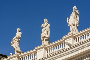 Fototapeta na wymiar Apostles of the facade of St. Peter's Cathedral in the Vatican. Italy