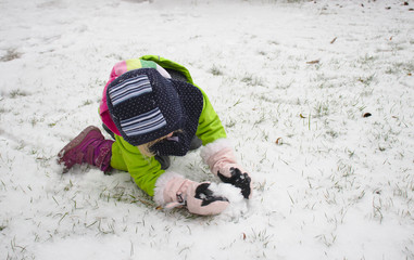 Kind spielt im Schnee