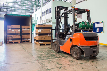 Fototapeta na wymiar The forklift loading pallet with a forklift into a truck.