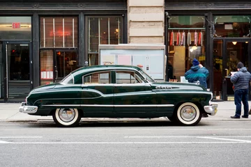 Fotobehang Zijaanzicht van een klassieke vintage auto in de straat in NYC © CoolimagesCo