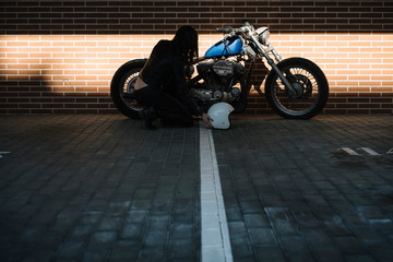 Plakat Woman who revises motorcycle in the street