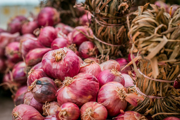 red onions in the market