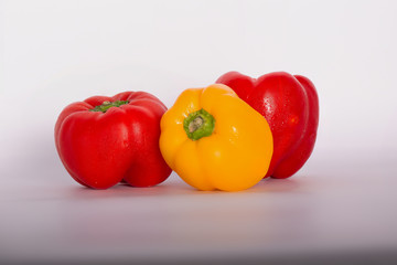 drei Paprika rot gelb rot