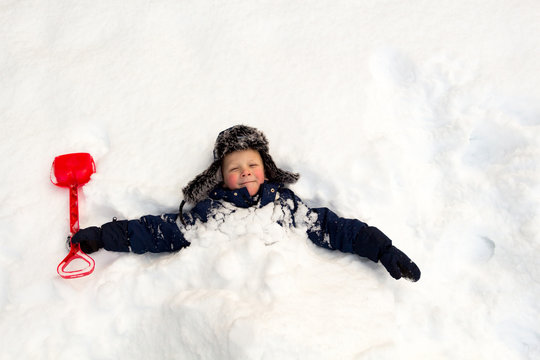 The child buried himself with a children's shovel around the neck in the snow