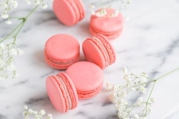 Keuken spatwand met foto Koraalcakes macarons of bitterkoekjes op wit marmer. Het concept van Valentijnsdag en het vieren van de lente. © Edalin