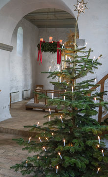 juletr&aelig; i kirken