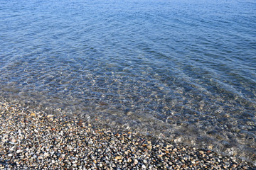 Spiaggia di ciottoli colorati e acqua trasparente