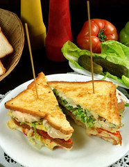 Sandwitch de jamón cocido,  queso fundido, lechuga, tomate y mayonesa.