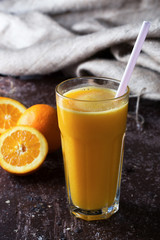 Orange juice and slices of orange