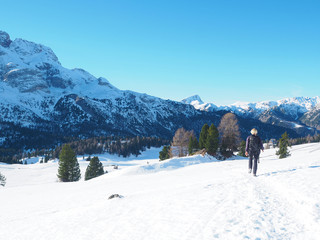 Fototapeta na wymiar Winterwandern in den Dolomiten