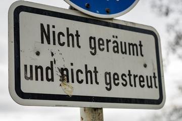 Verkehrsschild Feldweg