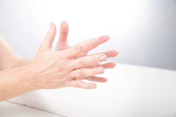 Terapia lustrzana. ćwiczenia na sprawność ruchową dłoni.  - obrazy, fototapety, plakaty