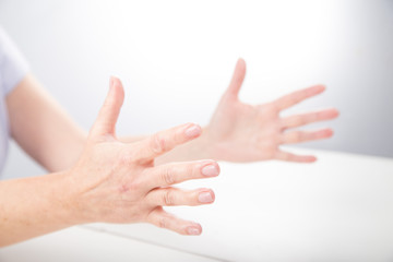 Naklejka premium Terapia lustrzana. ćwiczenia na sprawność ruchową dłoni. 