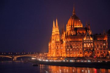 Fototapeta na wymiar Night view of the parliament building in Budapest