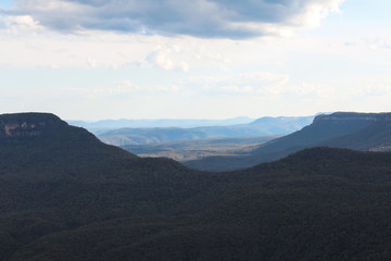 View from the lookout of the Three Sisters on a calm and clear afternoon in the Blue Mountains near Sydney (Sydney, New South Wales, Australia)