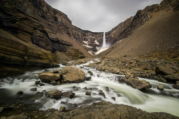 Fototapeta na wymiar Cascade de Hengifoss en Islande, pose longue