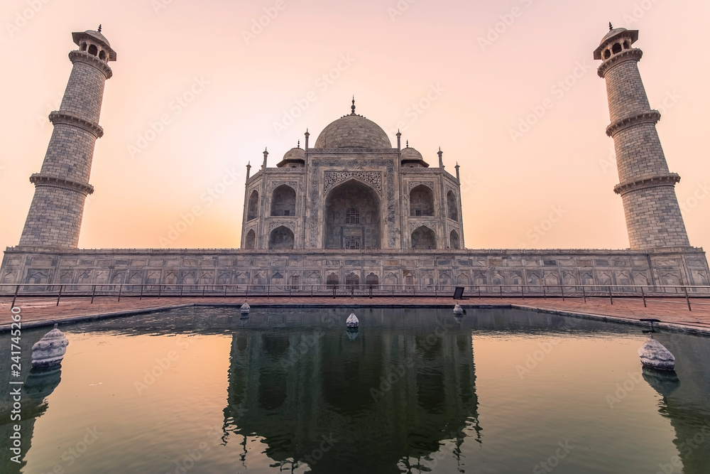 Wall mural Taj Mahal in sunrise light, Agra, India