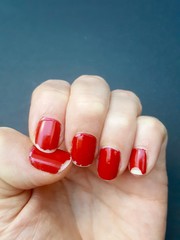 ungepflegte Fingernägel mit abgesplittertem Nagellack